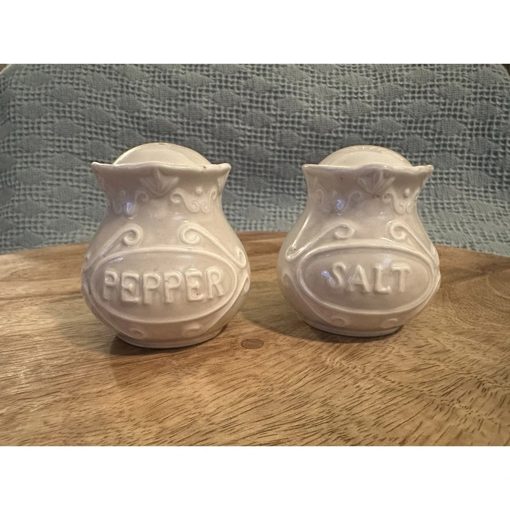 Chic Brand Antique Porcelain Salt & Pepper Shaker Set White